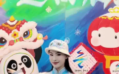 冬奥会举牌小姐姐们图片,青春活力映照赛场瞬间